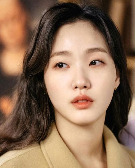 Kim Go Eun Makeup, Kim Go Eun Goblin, Kim Go Eun Style, Monolid Eye Makeup, Ji Eun Tak, The King: Eternal Monarch, 얼굴 그리기, Lee Sung Kyung, Sung Kyung