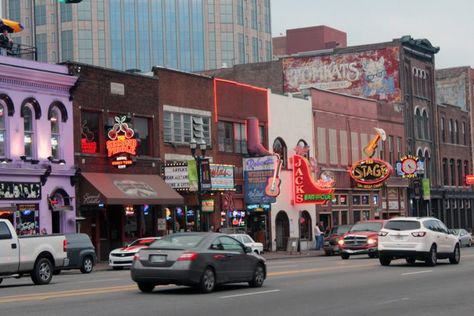 11 Ways Living In Nashville Ruins You For Life Ruins, Living In Nashville Tn, Nashville Tennessee Living, Nashville Living, Nashville Photos, Nashville Things To Do, Tennessee Living, Tennessee Road Trip, Vision Bored