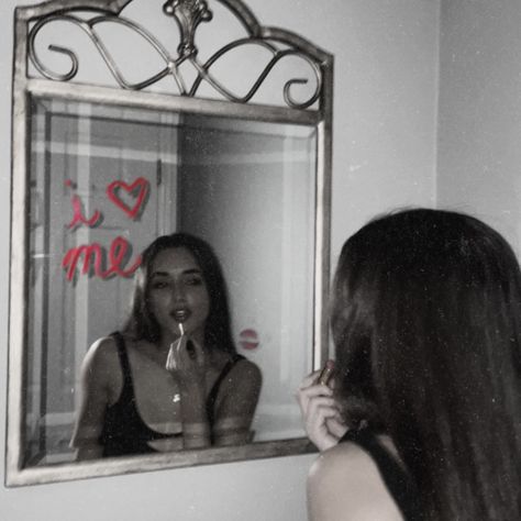 Spiegel Selfie, Valentine Photo Shoot, Mirror Photography, Mirror Ideas, Creative Photoshoot Ideas, By Any Means Necessary, Valentines Day Photos, Mirror Selfie Poses, Selfie Poses Instagram