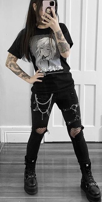 Punk Gothic Outfits, Emo Female Outfits, Metalcore Outfit Women, Female Emo Outfits, Alternative Goth Outfits, Bmth Concert Outfit, Grunge Winter Outfits Cold, Punk Outfits For Women, Metalcore Outfit