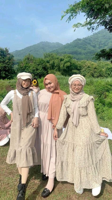 Cottagecore Dress Hijab, Hijabi Cottagecore Outfits, Yearbook Outfit Ideas Vintage, Vintage Yearbook Outfit, Outfit Yearbook Vintage, Style Vintage Hijab, Yearbook Vintage Outfit Hijab, Hijab Vintage Style Outfit, Outfit Ideas Aesthetic Hijab