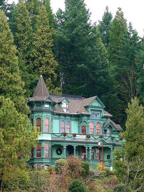 Victorian house - isn't she lovely? Abandoned Houses, Victorian Architecture, Case In Stile Country, Johnson House, Victorian Mansions, Abandoned House, Eugene Oregon, Hus Inspiration, Green House