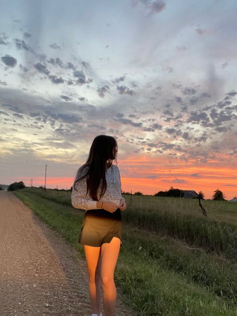 Insta Sunset Pics, Poses With Sunset, Sunset Pictures Poses Field, Sunset Instagram Pictures Field, Sunset Photo Poses, Sunset Photoshoot Ideas Fields, Asthetic Picture Ideas For Instagram, Headlight Pictures Ideas, Aesthetic Solo Pics