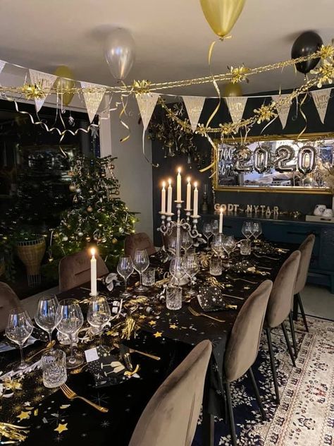 New Years Eve Table Setting, New Years Party Themes, New Year's Eve Party Themes, Deco Nouvel An, New Years Dinner Party, Nye Party Decorations, Nye Dinner, New Years Eve Party Ideas Decorations, Nye Decorations