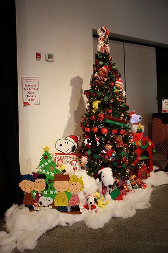 Natal, Snoopy Christmas Tree, Peanuts Gang Christmas, Christmas Tree Inspo, Festival Of Trees, Charlie Brown Christmas Tree, Grinch Christmas Decorations, Decor 2023, Christmas Village Display