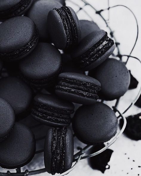 Charcoal macarons. Yes or no? 🖤 Vintage Foto's, Fotografi Vintage, Black Food, Style Noir, Black Aesthetic Wallpaper, Black And White Aesthetic, Aesthetic Colors, Black N White, White Aesthetic