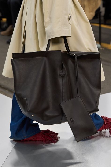 Tod’s Fall 2024 Ready-to-Wear https://www.vogue.com/fashion-shows/fall-2024-ready-to-wear/tod-s/slideshow/detail#43 Tods Bag, My Style Bags, Bags Aesthetic, Fall 2024, Vogue Runway, Spring 2024, Fashion Details, Bags Designer, Bag Accessories