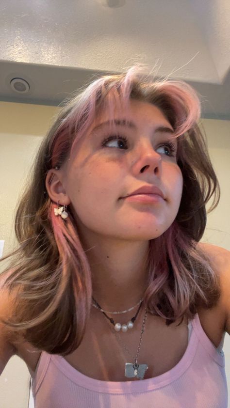 Light Pink Hair, Pink Hair Dye, Peekaboo Hair, Vlasové Trendy, Dyed Hair Inspiration, Hair Streaks, Dirty Blonde Hair, Pretty Hair Color, Hair Stylies