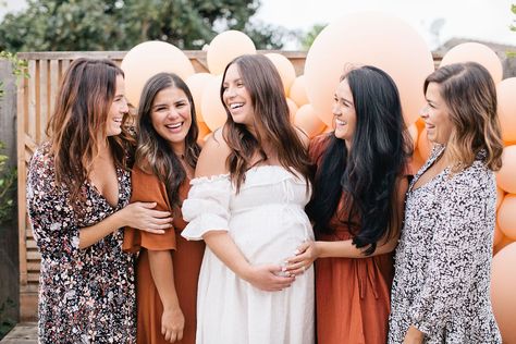 Baby Shower Group Photo, Baby Shower Poses With Friends, Baby Shower Pictures Of Parents, Baby Shower Photoshoot Ideas, Baby Shower Poses, Baby Shower Photography Poses, Baby Shower Pics, Baby Shower Photoshoot, Nursery Photos