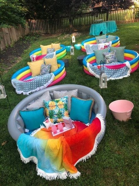 20 Super Fun Movie Night Party Ideas - Lady Celebrations Yard Ideas Backyard, Pillows And Blankets, Backyard Movie, Ideas Backyard, Diy Yard, Outdoor Movie, Inflatable Pool, Yard Ideas, Backyard Garden