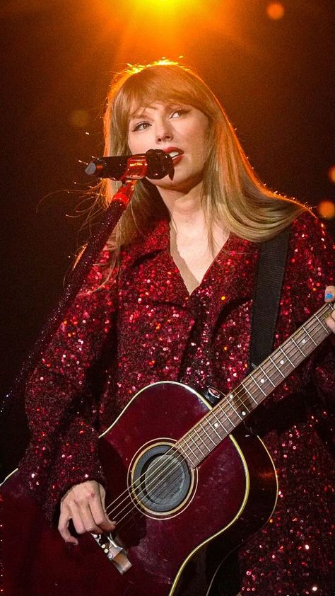 Taylor Swift Hairstyles, Taylor Swift Live, Taylor Swfit, Red Album, Red Tv, Celebrity Yearbook Photos, Swift Outfits, Swift Aesthetic, Celebrity Yearbook