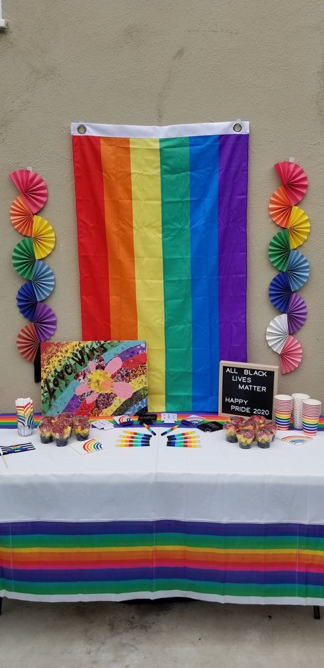 Lgbtq Decoration Ideas, Pride Month Celebration Ideas, Pride Decorations Office, Pride Party Decor, Pride Celebration Ideas At Work, Pride Event Decor, Pride Month Decor, Pride Month Display, Pride Booth Ideas