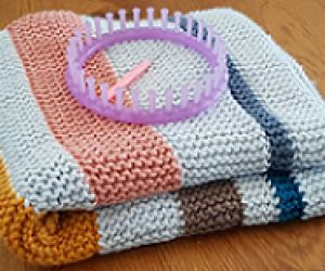 Loom Knit Patterns, Loom Knitting Patterns Free, Loom Knitting Blanket, Loom Knitting Patterns Hat, Knit A Blanket, Knitting Loom Socks, Loom Blanket, Loom Knitting For Beginners, Round Loom Knitting