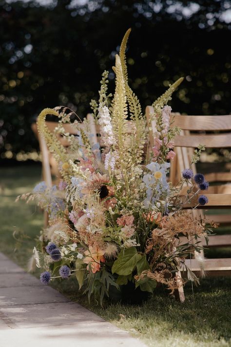 Spring Wedding Flowers Uk, Cottage Garden Flower Arrangement, English Country Garden Wedding Flowers, Meadow Boxes Wedding, English Cottage Garden Wedding, Meadow Wedding Theme, Floral Meadow Wedding, Wedding Floral Ceremony, Cottage Wedding Flowers