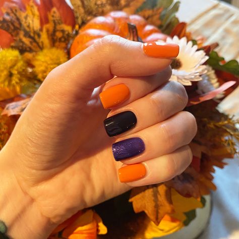 Halloween Color Nails Simple, Halloween Nails Multicolor, Halloween Nail Polish Colors, Halloween Colour Nails, Multi Colored Halloween Nails, Simple Halloween Gel Nails Short, Diy Halloween Dip Nails, Halloween Nail Colors Gel, Halloween Nexgen Nails