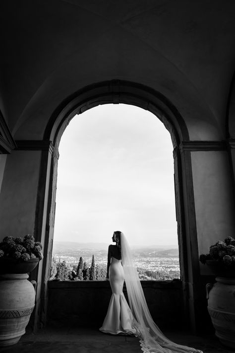 Super Long Veil Wedding, Italian Wedding Pictures, Wedding Photography Artistic, Long Veil Wedding Pictures, Italian Country Wedding, Italian Wedding Photography, Wedding Veil Photography, Italy Wedding Photos, Modern Wedding Photos