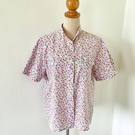 VINTAGE FLOWER BLOUSE 1970 1970s women's shirt. Liberty style white cotton blouse. White cotton printed with pink, mauve and green flowers. Small high collar. Pockets on the chest. Short sleeves. Handmade. Very good state. DIMENSIONS: The shirt corresponds to a size M Flat measurements are: Shoulder width: 44 centimeters From armpit to armpit: 54 centimeters Height: 65 centimeters Sleeve length: 27 centimeters Fast, tracked and careful shipping. Feel free to contact me for more information. You can find other vintage blouses in my Etsy store: https://www.etsy.com/fr/shop/LeonceFrenchVintage?ref=simple-shop-header-name&listing_id=1179866653§ion_id=35585013 il