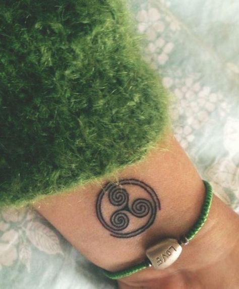 Small Celtic Tattoos, Simbols Tattoo, Henne Tattoo, Spiral Tattoos, Catrina Tattoo, Anklet Tattoos, Celtic Tattoo, Simple Tattoo Designs, Small Tattoos Simple