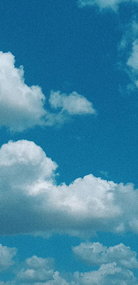 Vintage Clouds Wallpaper, Y2k Cloud Background, Retro Sky Background, Grainy Pictures Aesthetic, Grainy Blue Aesthetic, Retro Grainy Aesthetic, Grainy Film Photography, Vintage Clouds Aesthetic, Blue Grainy Background