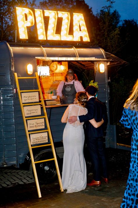 Boho Wedding Pizza Bar, Wedding Pizza Buffet, Outdoor Wedding Food, Food Catering Ideas, Outdoor Wedding Foods, Pizza Wedding, Wedding Food Catering, Pizza Catering, Pizza Food Truck