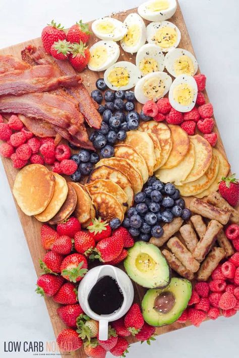 Healthy snacks, breakfast fun, fruit pizza, s’mores board, and more! Here are the best summer snacks and charcuterie board ideas for kids. Breakfast Charcuterie Board, Breakfast Charcuterie, Breakfast Meat, Breakfast Platter, Low Carb Pancakes, Birthday Breakfast, Charcuterie Inspiration, Low Carb Fruit, Charcuterie Recipes