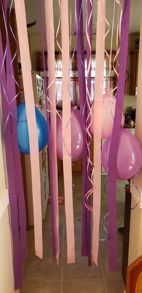 Streamer Decorations Doorway, Birthday Ceiling Decor, Streamer Doorway, Doorway Streamers, Balloon Doorway, Door Streamers, Rainforest Birthday, Balloon Door, Streamer Decorations