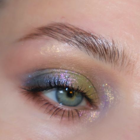 🪲 @colourpopcosmetics jingle on, it’s a mood PR @clionadhcosmetics royals pear, climbing vine, gilding @judydoll_official brow pen 🏷️ #indiemakeup #indieeyeshadow #colorfulmakeup #funmakeup #eyeshadowinspo #selftaughtmua #cppartner 🔍 clionadh indie eyeshadow colorful makeup Hooded Eye Makeup Colorful, Simple Colourful Eye Makeup, Whimsy Makeup, Soft Ethereal Makeup, Indie Eyeshadow, Fairy Inspired Makeup, Grandma Makeup, Fairycore Makeup, Faerie Makeup