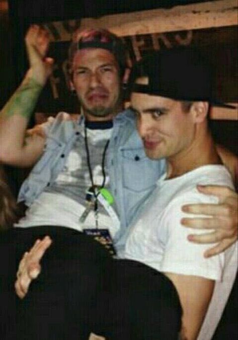 Oye no josh es de Tyler... Digo de Debby jajaja a no se crean es puro mame obio que es de Tyler ajsjsjsjs no ya enserio es de "Debby" Humour, Film Memes, Tyler Y Josh, Tenacious D, The Clique, Chris Tomlin, Lauren Daigle, Emo Memes, Tyler And Josh