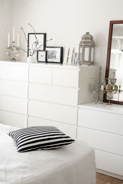 25 Minimalist Bedroom Styling Ideas for White Interiors - Blogrope Malm Dresser, Ikea Bedroom, Ikea Malm, غرفة ملابس, Color Painting, Trendy Bedroom, Decor Minimalist, Home Design Decor, White Bedroom