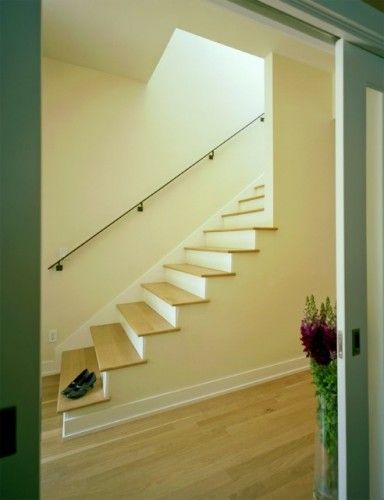 Really want to do this in the hall to open the space up, the railing looks tacky Open Staircase Ideas, Open Basement Stairs, Banister Remodel, Basement Staircase, Open Basement, Basement Stairs Ideas, Open Stairs, Attic Lighting, Contemporary Staircase