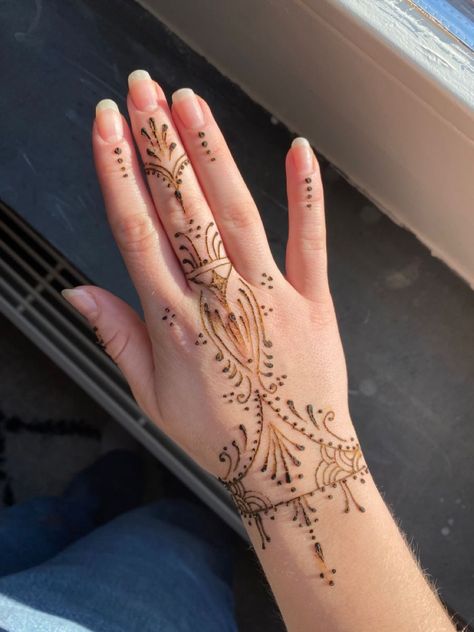 Simple Traditional Henna Designs, Soft Henna Design, Classic Henna Design, Spiral Henna Designs, Real Henna Tattoo Designs, Henna Hand Designs Simple, Henna Ideas Hand, Non Traditional Henna, Hand Henna Ideas