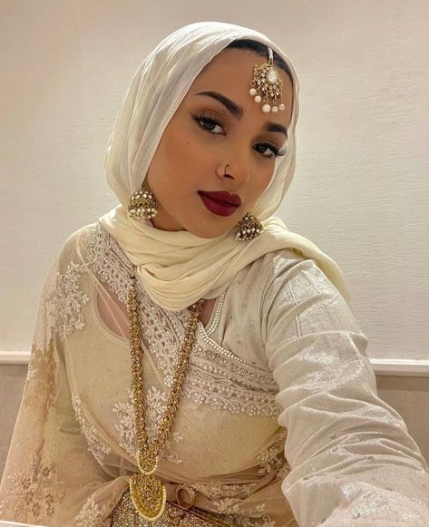 Muslims In Saree, Sari Hijab Style, Saree With Turban Hijab, Hijab With Sari, Desi Hijabi Wedding, Lehenga Hijab Style, Hijabi Saree Aesthetic, Hijabi In Saree, Hijab Saree Style