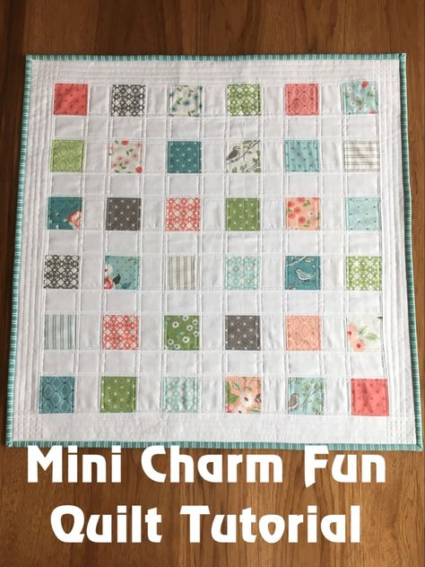 Fresh Dew Drops: Mini Charm Fun Quilt - Free Tutorial Patchwork, Charm Pack Projects, Easy Quilting Projects, Charm Pack Patterns, Charm Pack Quilt Patterns, Easy Quilting, Charm Square Quilt, Charm Pack Quilt, Quilting Tutorial