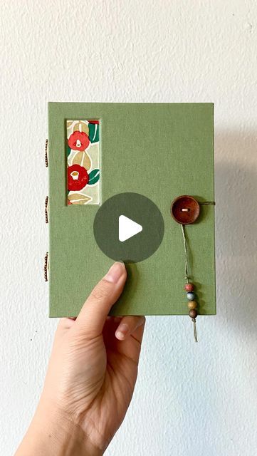 Scrap Fabric Gift Ideas, Handmade Gifts Tutorial, Book Making Ideas Creative, Vintage Diary Ideas, Journal Closures Ideas, Recipe Book Cover Ideas, Diy Journal Ideas Handmade, How To Make A Notebook, Easy Bookbinding