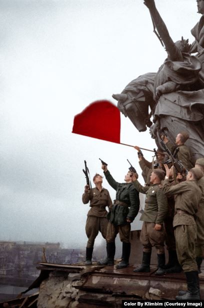 историю Colorized History, Berlin 1945, Foto Langka, Wwii Photos, Soviet Army, Russian History, Army Soldier, Red Army, Military History