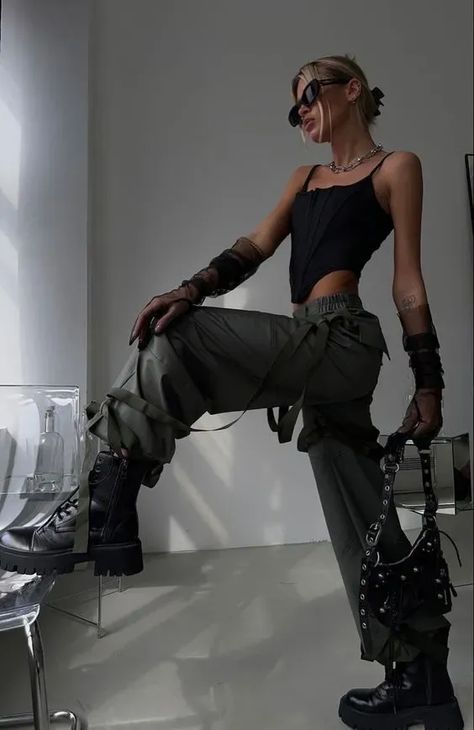 How to Get Tomboy Femme Style - TikTok Trend Watch 2024 Outfit For Techno Party, Rave 2024 Outfits, Techno Style Outfit, Raves Outfit, Rave Looks Outfit, Futuristic Outfit Ideas, Techno Aesthetic Outfit, Outfit Techno Party, Cool Outfits Edgy