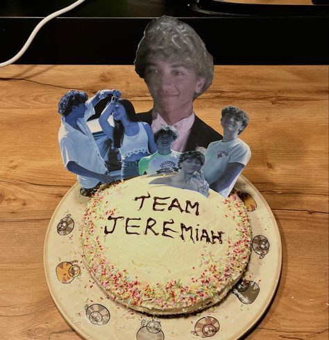 Jeremiah tsitp the summer I turned pretty l’été où je suis devenue jolie crush gâteau cake décoré evening soir Essen, Starbucks Recipes, Tsitp Jeremiah, 14th Birthday Cakes, Happy Birthday 18th, Planes Party, Funny Birthday Cakes, Jelly Cake, Funny Cake