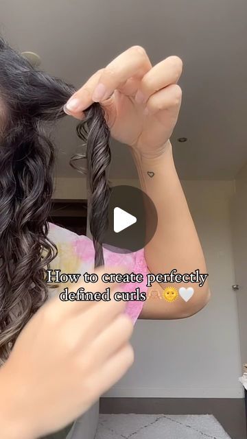 Twisting Curly Hair, Oil For Curly Hair Natural, Curling Wavy Hair, Curl Enhancer For Wavy Hair, Long Curly Hair Work Styles, Fixing Curly Hair, How To Do Curly Hairstyles, How To Style Wavy Curly Hair, How To Have Healthy Curly Hair