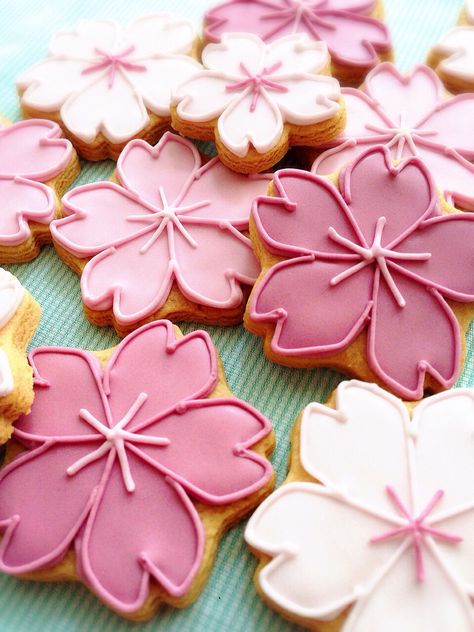 Essen, Cherry Blossom Treats, Cherry Blossom Desserts, Cherry Blossom Food, Sakura Cookies, Japanese Wedding Cakes, Tiktok Snacks, Sakura Cake, Cherry Blossom Cookies