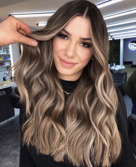 Fall Hair Colors Balayage 16 Ideas: Embrace the Season with Stunning Hair Transformations Ombre Hair Caramel, Hair Colors Balayage, Hair Color Ideas Trendy, Belage Hair, Beautiful Hair Color Ideas, Balage Hair, Highlights Brown Hair Balayage, Dark Ombre Hair, Hairstyle Ideas Easy