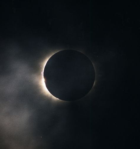 Use chalk or oil pastels around a circle for an eclipse on dark paper Nature, Astronomy Poster, Bullet Art, Luna Moon, The Grisha Trilogy, Lunar Eclipse, Fantasy Places, Blue Aesthetic, Dark Side