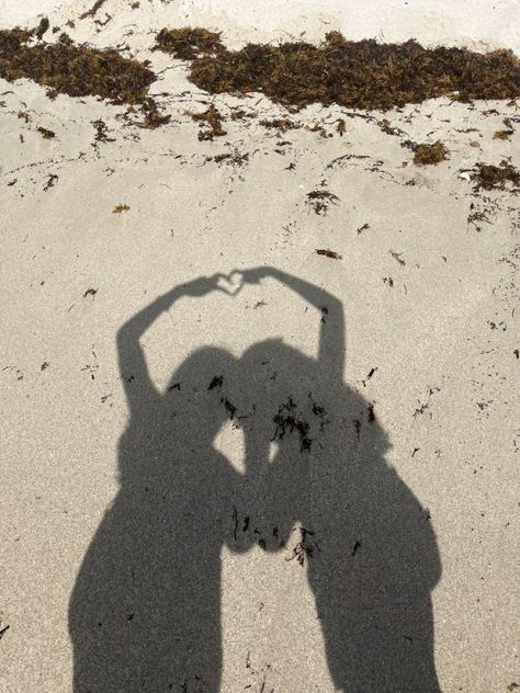 Poses At The Beach Alone, Beach Pictures 2 Friends, Pics At Beach, Vacation Pictures Friends, Holywell Bay, Friendship Ideas, Beach Photo Inspiration, Camping Pics, Bestie Pics