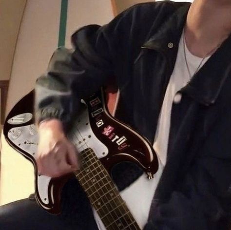 Boy Playing Guitar Aesthetic, Gitar Vintage, Artsy Boy, Player Aesthetic, Guitar Guy, Guitar Boy, Guitar Obsession, Cool Electric Guitars, I'm With The Band