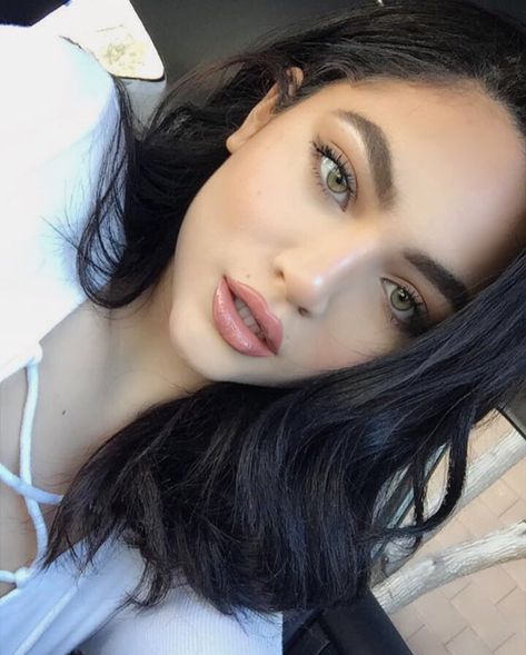 Maryori Fúnez  IG baddie / model Green eyes  Simple makeup  Black hair Glossy lips  Brows  White laced shirt Black Hair Green Eyes Girl, Black Hair Makeup, Black Hair Green Eyes, Black Brows, Hair Green Eyes, Makeup Looks For Green Eyes, Girls With Black Hair, Makeup Tattoos, Makeup Black