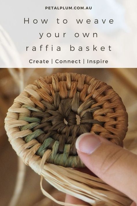 Hand Weaving Baskets, Raffia Paper Ribbon Crafts, How To Weave Raffia, Basket Weaving Raffia, Weaving With Raffia, Weaving A Basket, Diy Basket Weaving Easy, Rope Basket Weaving, How To Weave Baskets Diy