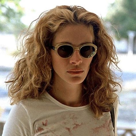 Julia Roberts Erin Brockovich Hair, Julia Roberts Curtain Bangs, Blonde Julia Roberts, Julia Roberts Natural Hair, Julia Roberts Sunglasses, Julia Robert’s Curly Hair, Julia Roberts Glasses, Julia Robert’s Hair, Julia Roberts Style 90s Curly Hair