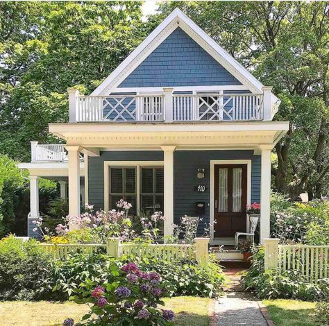 Michigan Cottage, Shabby Chic Porch, Beach House Interior Design, Cute Cottage, Cottage Exterior, Country Cottage Decor, Cottage Style Homes, Lake Cottage, Beach Cottage Decor