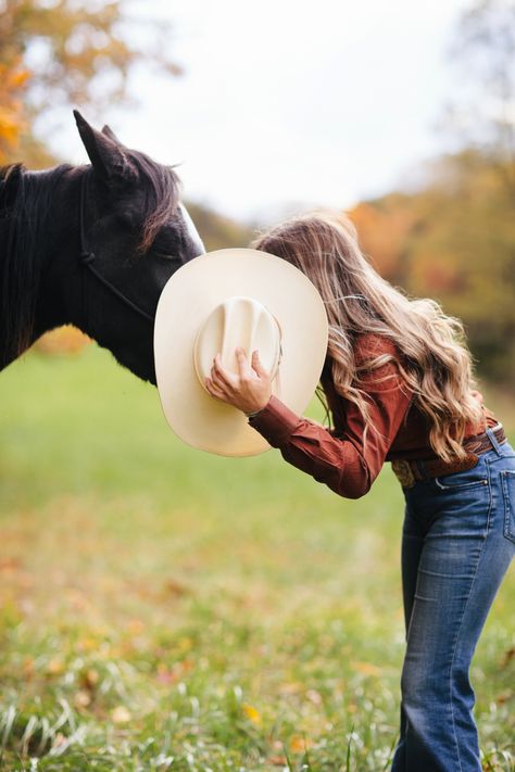 Punchy Cowboy, Senior Horse Photography, Cowgirl Senior Pictures, Horse Portrait Photography, Farm Senior Pictures, Horse Photoshoot Ideas, Equine Photography Poses, Western Photo Shoots, Horse Senior Pictures