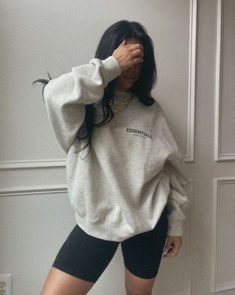 Crew Neck Sweatshirt Outfit Leggings, Simple Sweatshirt Outfit, Basic Crewneck Sweatshirt, Cropped Crew Neck Sweatshirt Outfit, Cute Oversized Crewneck, Russell Hoodie Outfit, Large Crewneck Outfit, Essentials Crew Neck Outfit, White Crewneck Outfit Aesthetic