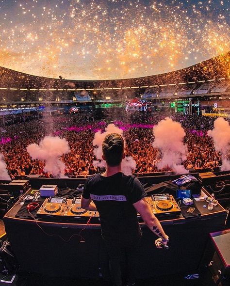 One of the coolest pics ever! #nickyRomero #edm #epic Edm Astetic, Dj Aesthetic Boy, Rave Pics, Nightclub Photography, Edm Aesthetic, Dj Pics, Dj Festival, Edm Party, Night Club Dance